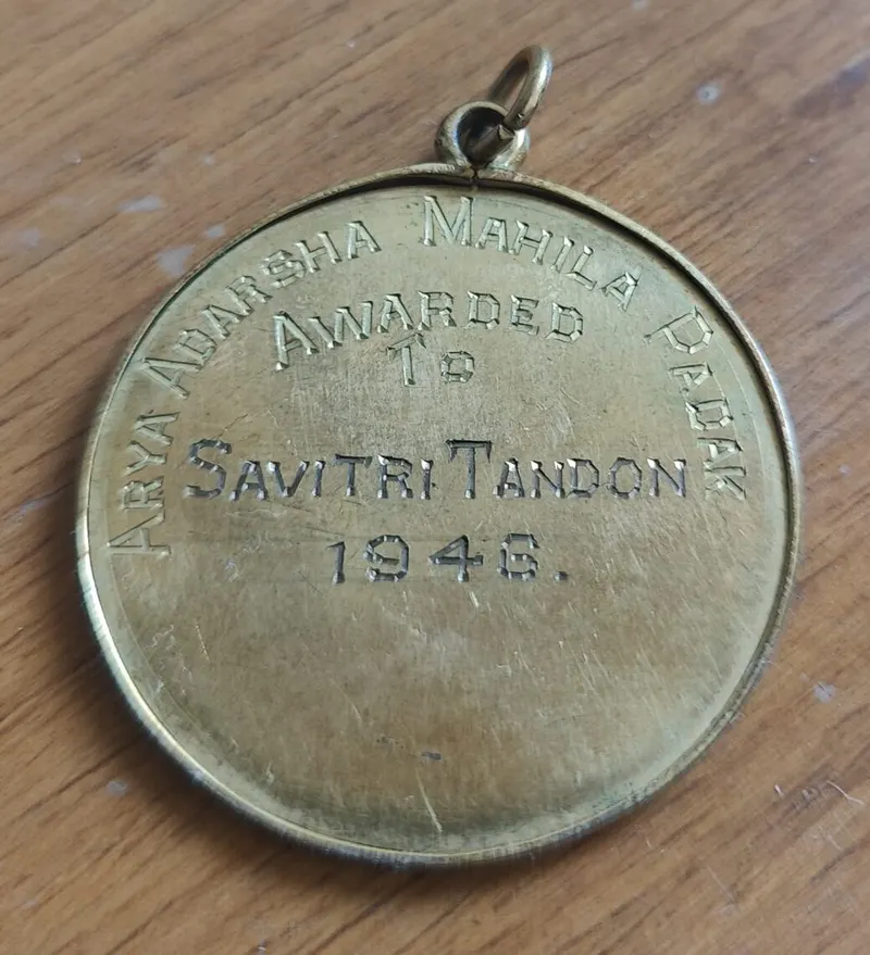 Reverse of the medal engraved Arya Adarsha Mahila Padak, awarded 1st, Savitri Tandon